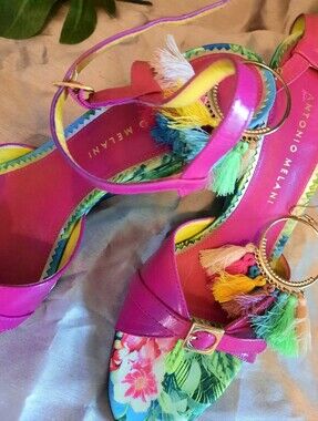 Antonio Melani Hot Pink Floral Patent Lthr Sandals w/buckle, Strap, and Stud Dtl